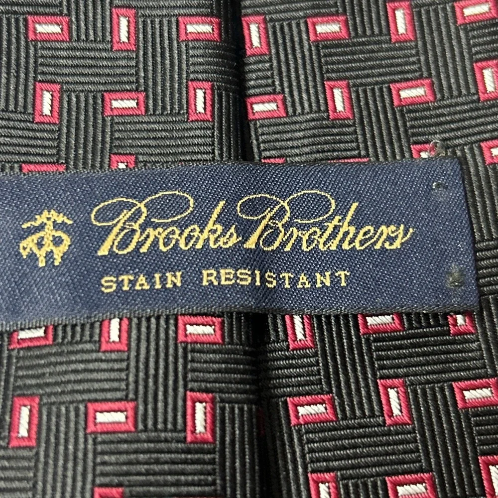 Brooks Brothers Mens Silk Tie Black Red Geometric Pattern Stain‎ Resistant